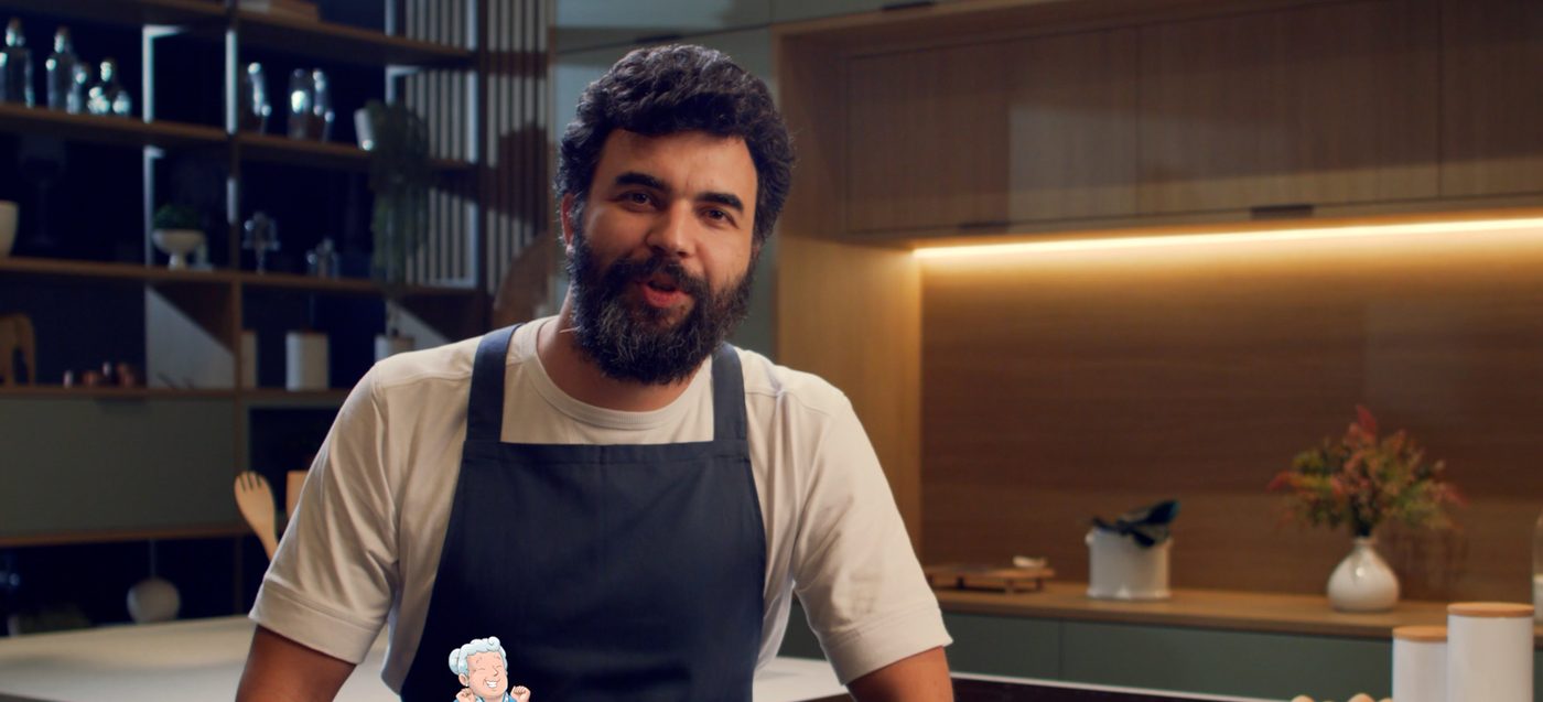 Chef de avental falando à câmera em cozinha moderna, conteúdo de marca