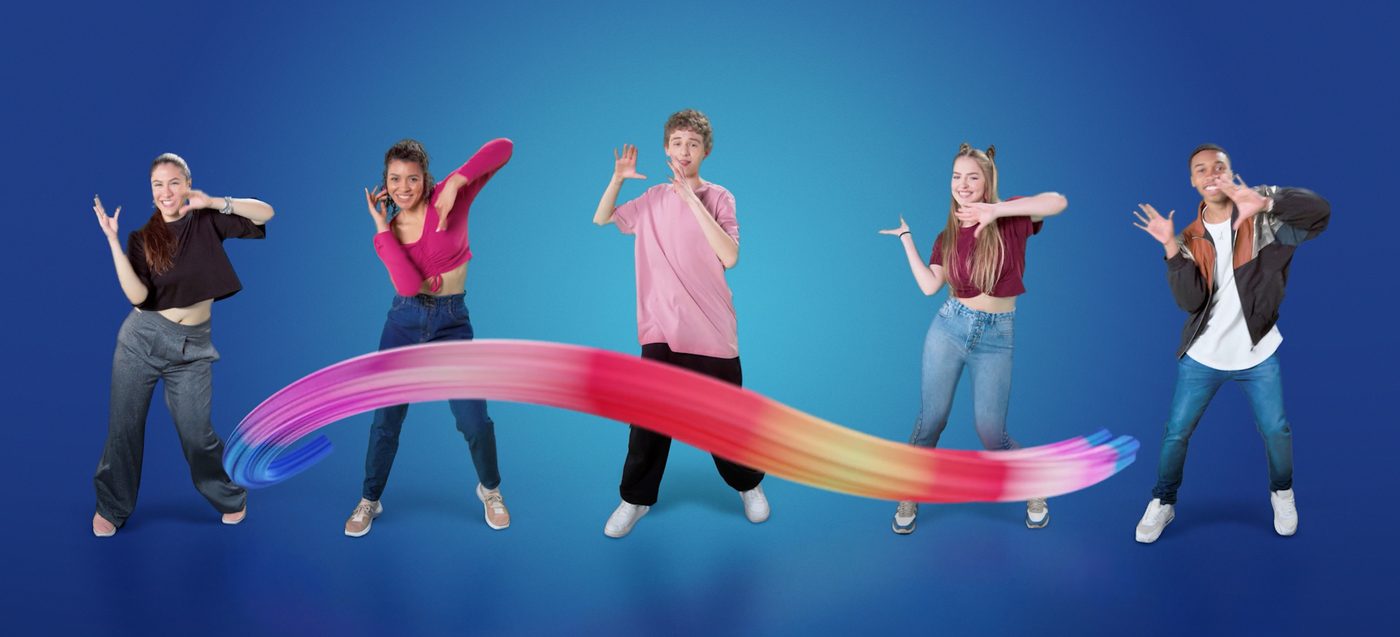 Cinco jovens dançando em fundo azul com faixa colorida animada