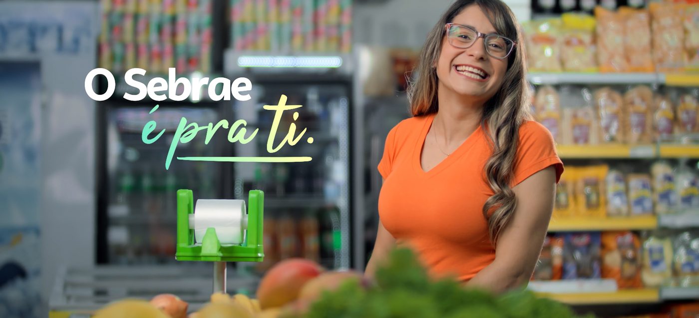 Empreendedora sorrindo em mercado com o título O Sebrae é pra ti