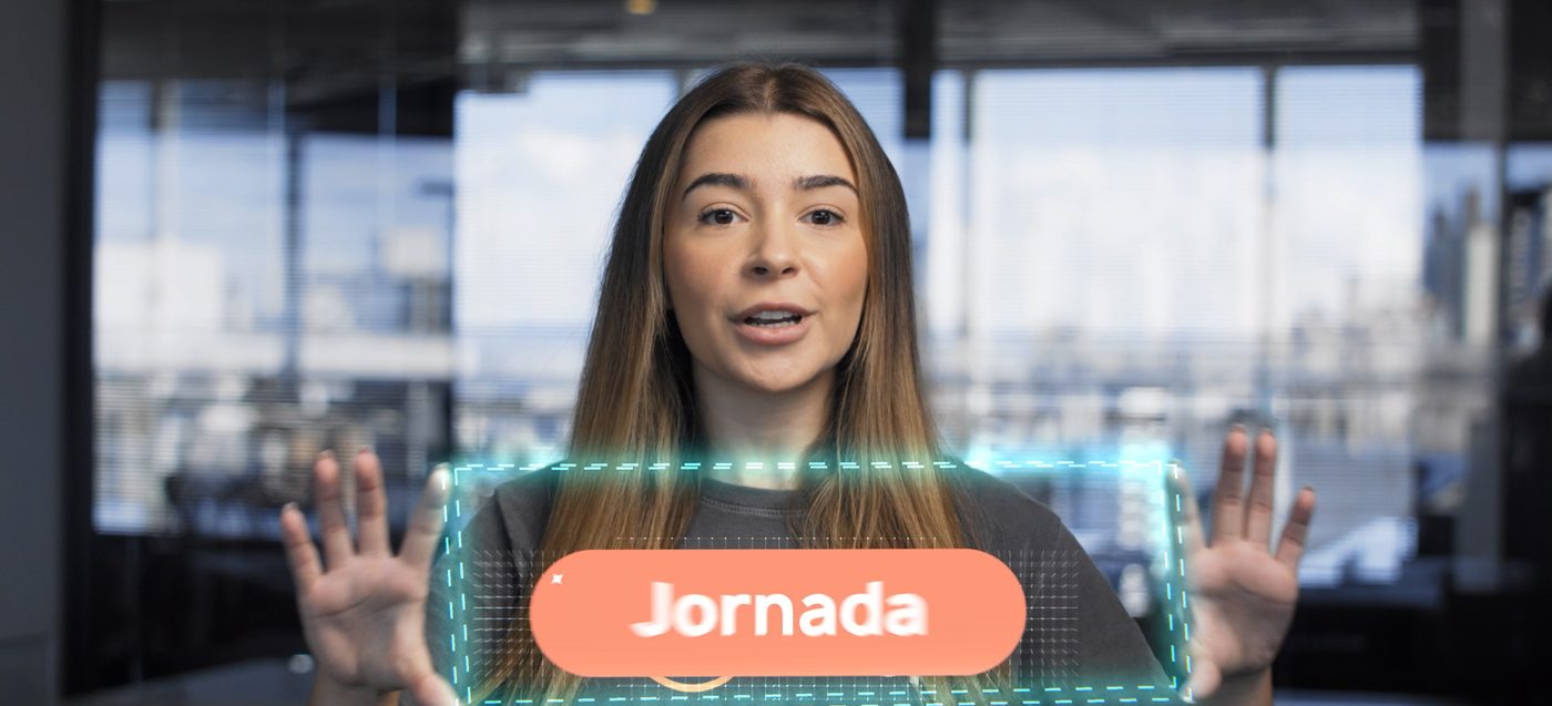 Apresentadora gesticulando com grafismo holográfico animado à frente, motion graphics