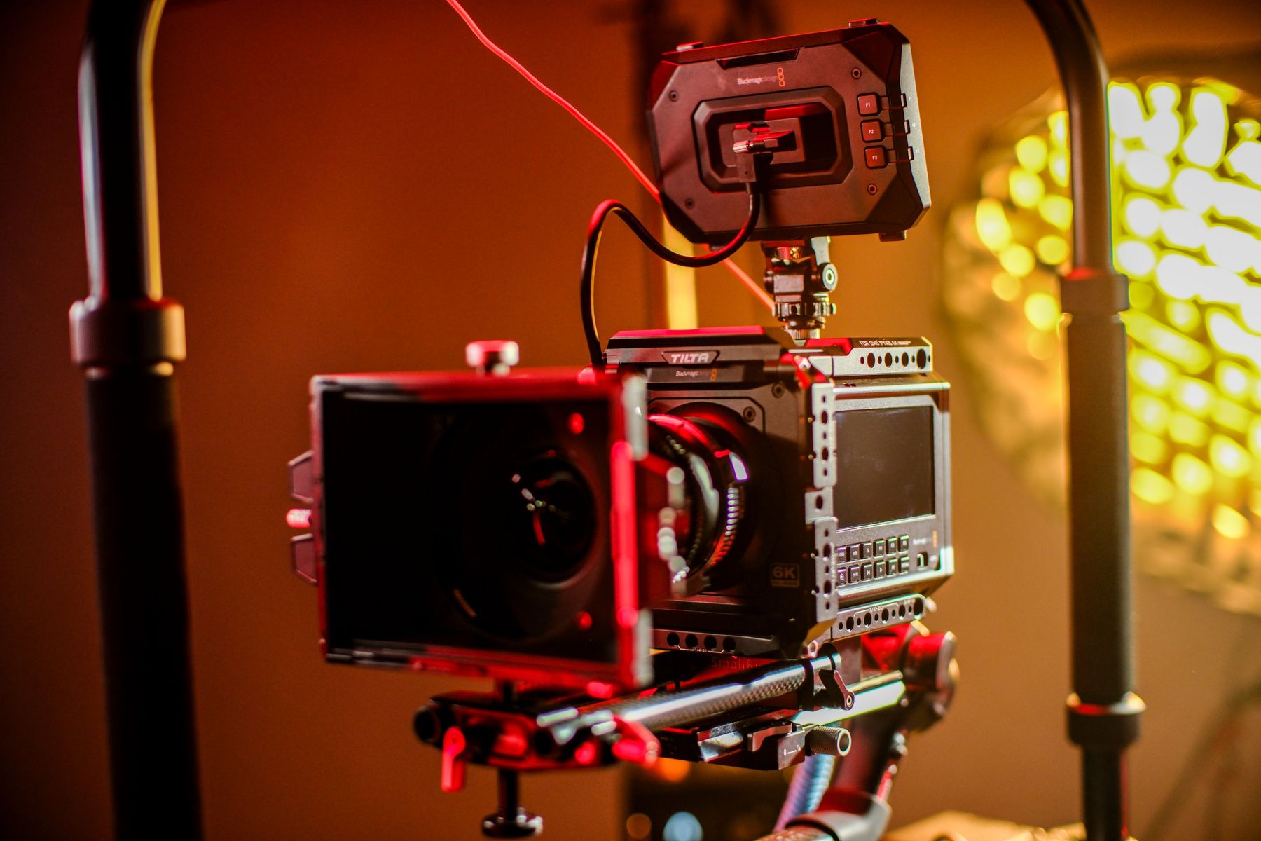 Câmera Blackmagic PYXIS 6K com matte box e monitor