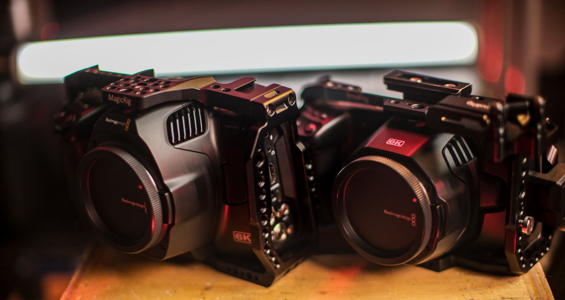 Duas câmeras Blackmagic Pocket 6K com gaiola, lado a lado