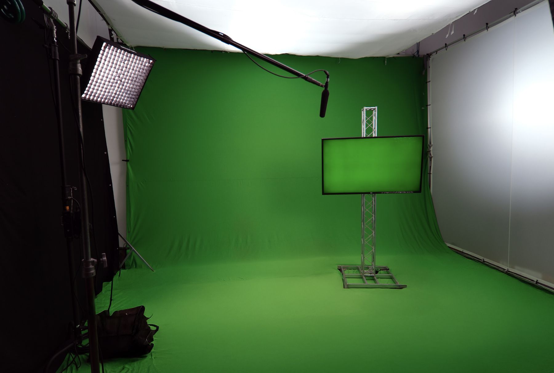Estúdio de chroma key verde em Porto Alegre com painel de luz, microfone boom e monitor em treliça