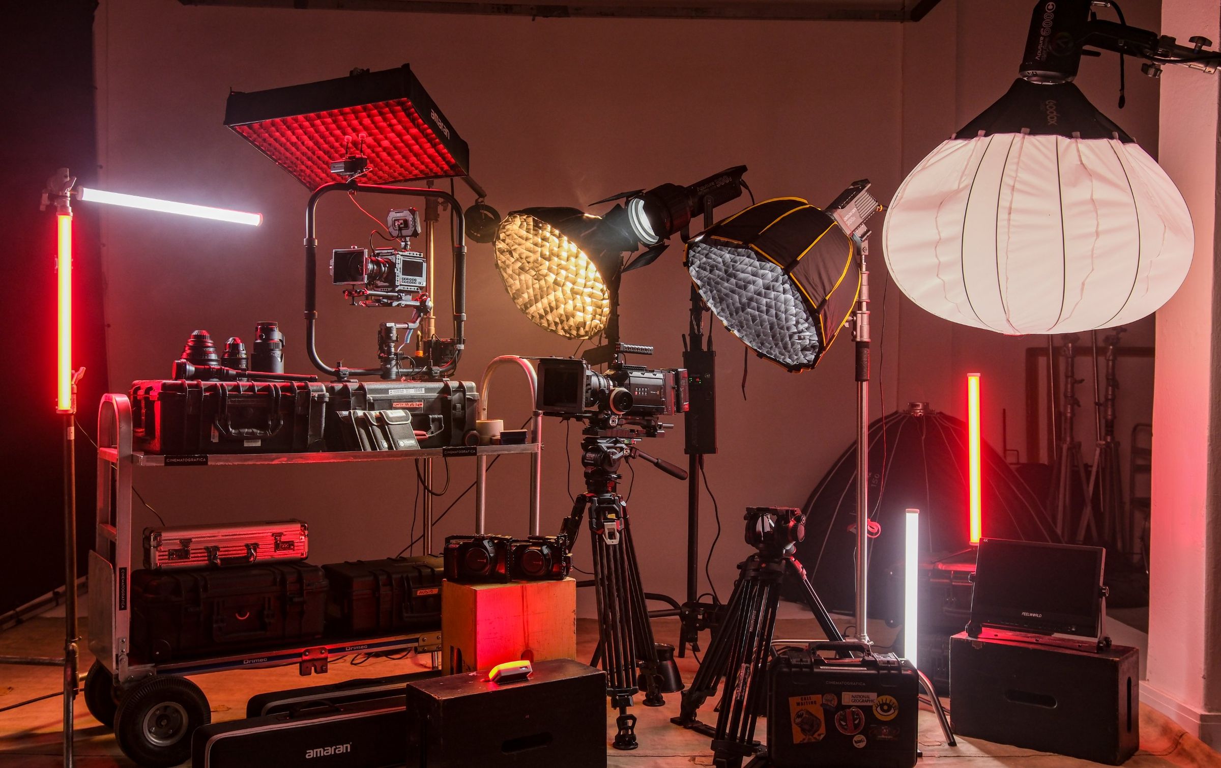 Estúdio de gravação da Cinematográfica em Porto Alegre com câmeras Blackmagic, lentes cine, iluminação Aputure e Amaran e cases de equipamento