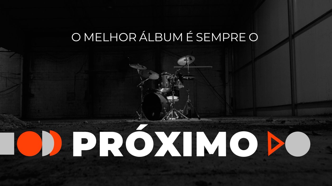 Bateria iluminada em galpão escuro com o título Próximo