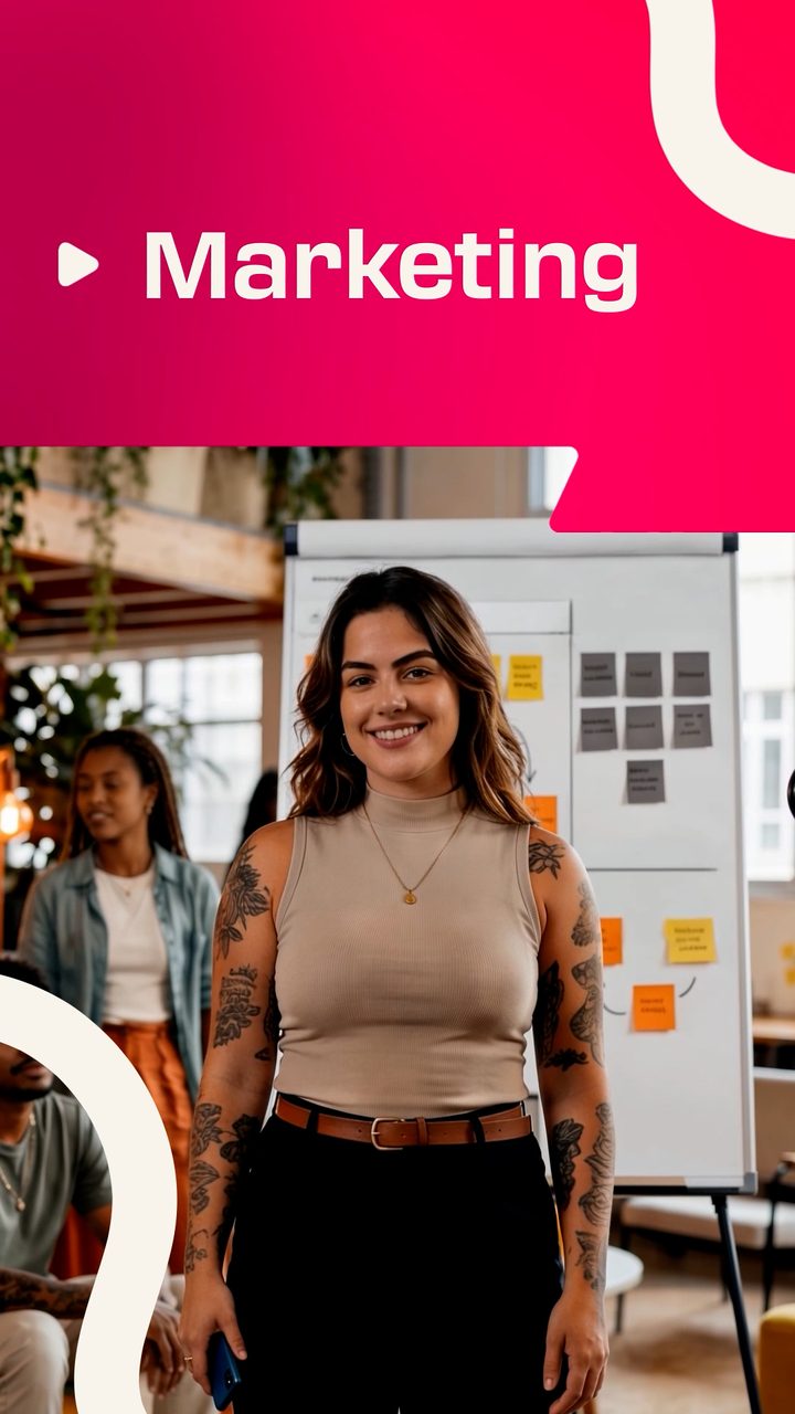 Jovem sorrindo em sala de criação com quadro de post-its, peça vertical do curso de Marketing
