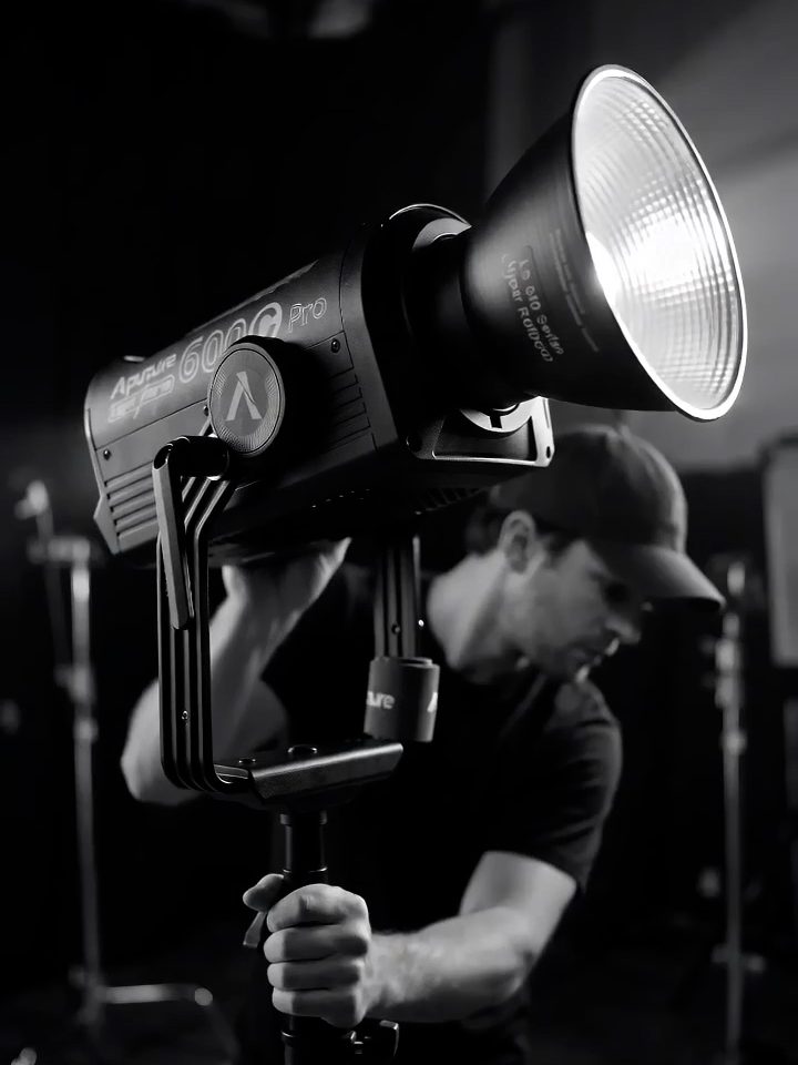 Técnico posicionando refletor Aputure 600c Pro no set