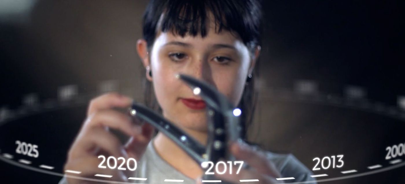 Jovem segura peça com linha do tempo animada de anos ao redor, efeito gráfico de filme comemorativo