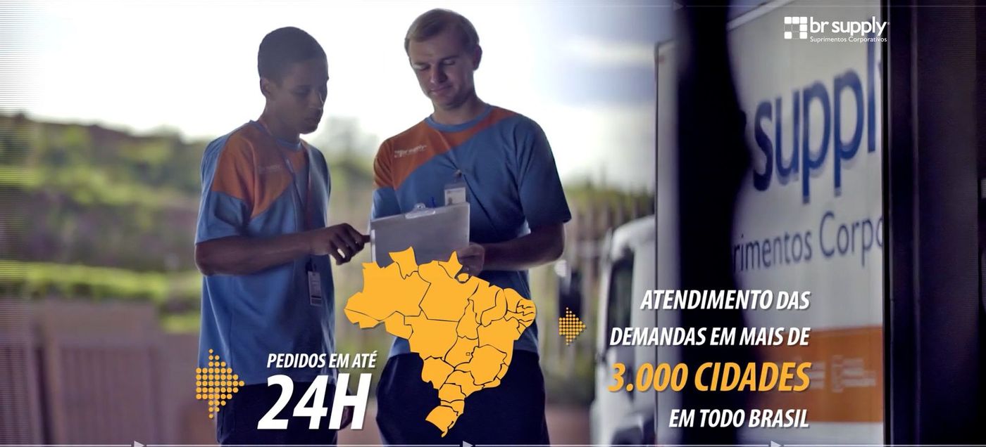 Colaboradores da BR Supply conferindo pedido ao lado de caminhão, com grafismos de mapa do Brasil