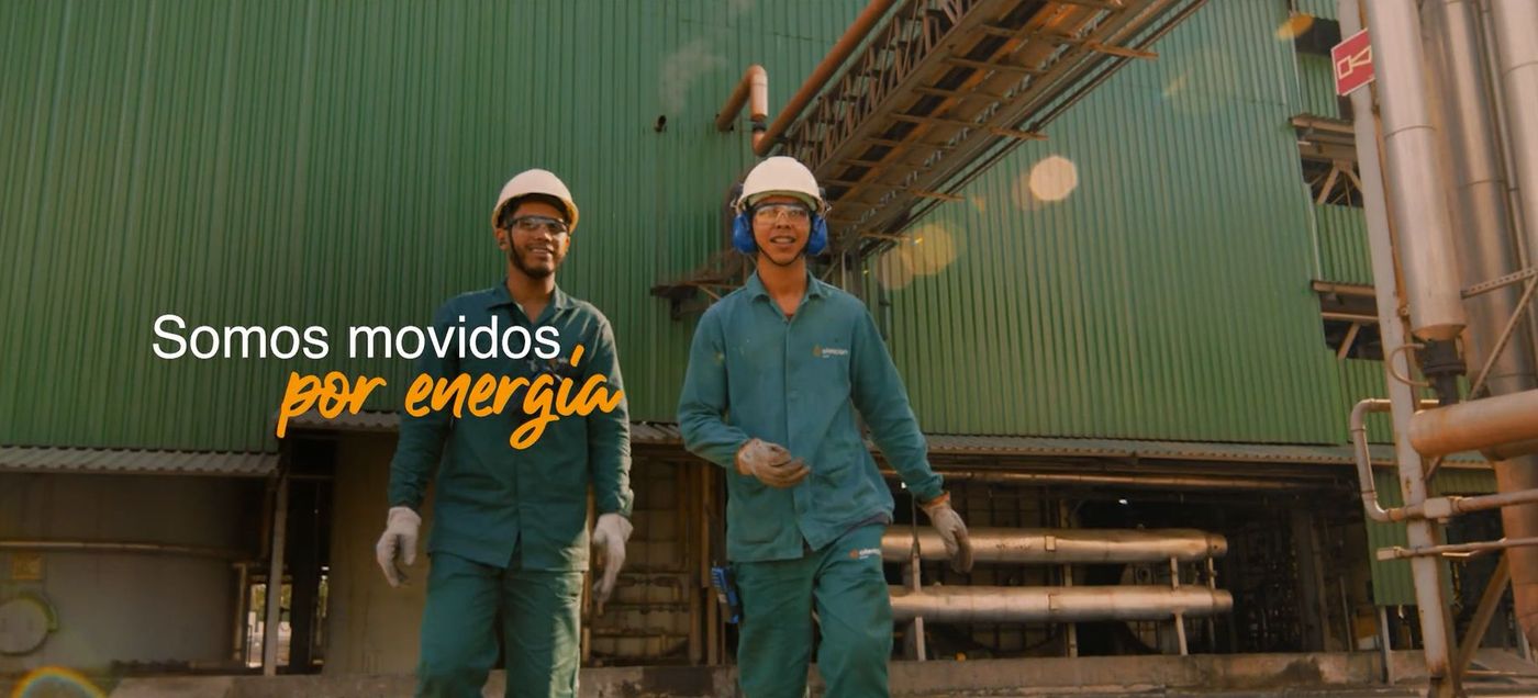 Dois colaboradores da Oleoplan caminhando na planta industrial, frame do vídeo institucional