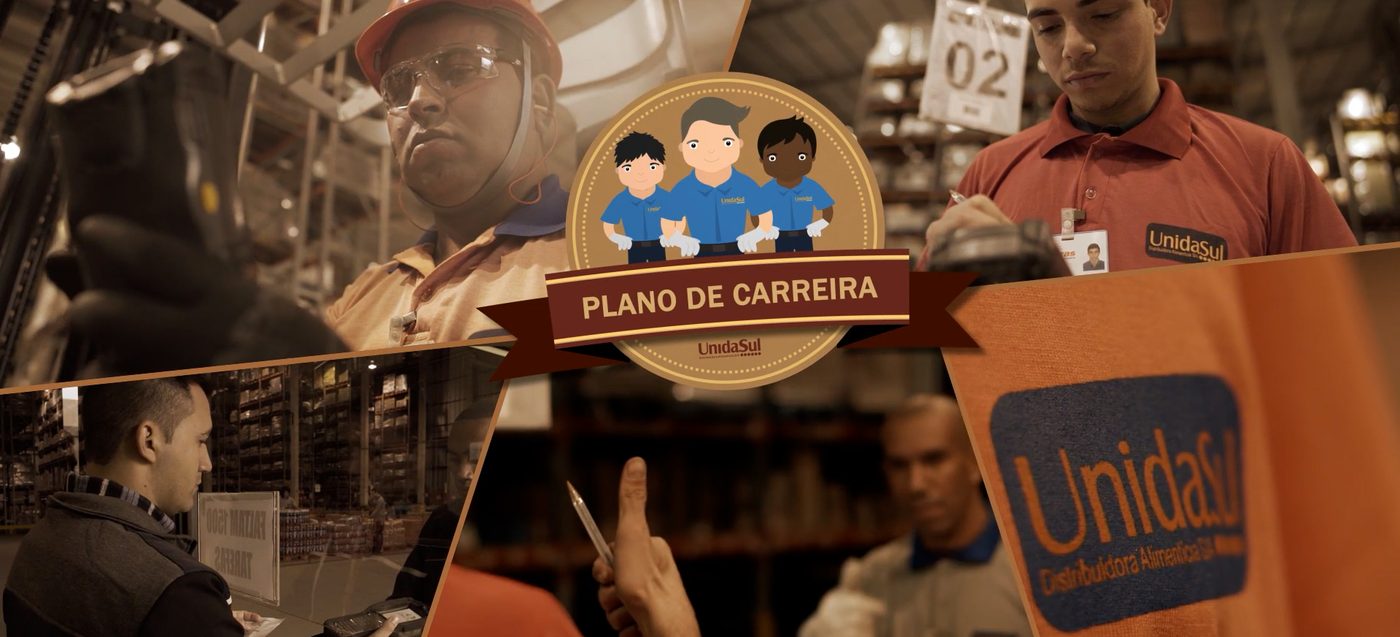 Colaboradores de centro de distribuição em mosaico com selo de plano de carreira, vídeo de integração