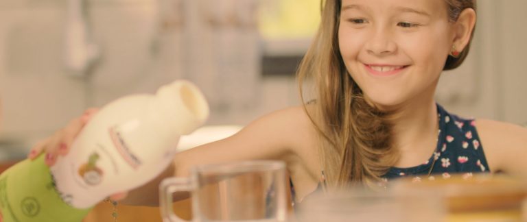 Menina servindo iogurte do portfólio de produtos Languiru - vídeo institucional